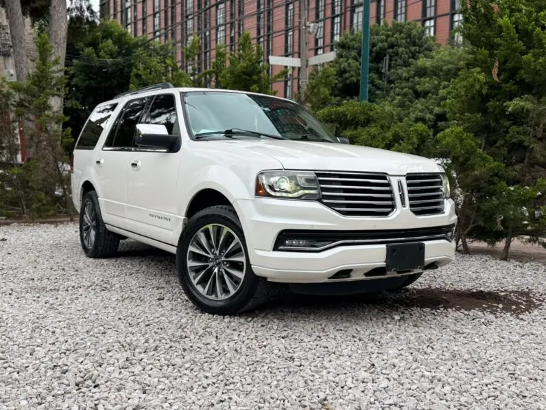 2017 Lincoln Navigator Select - vista lateral frontal