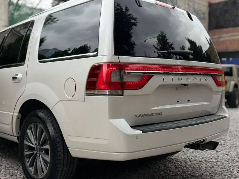 2017 Lincoln Navigator Select - vista lateral izquierdo