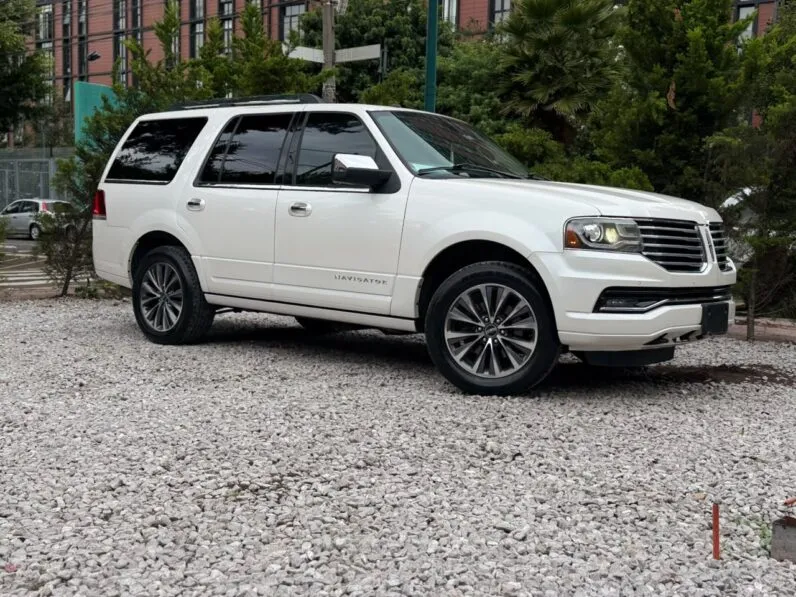 2017 Lincoln Navigator Select - vista trasera